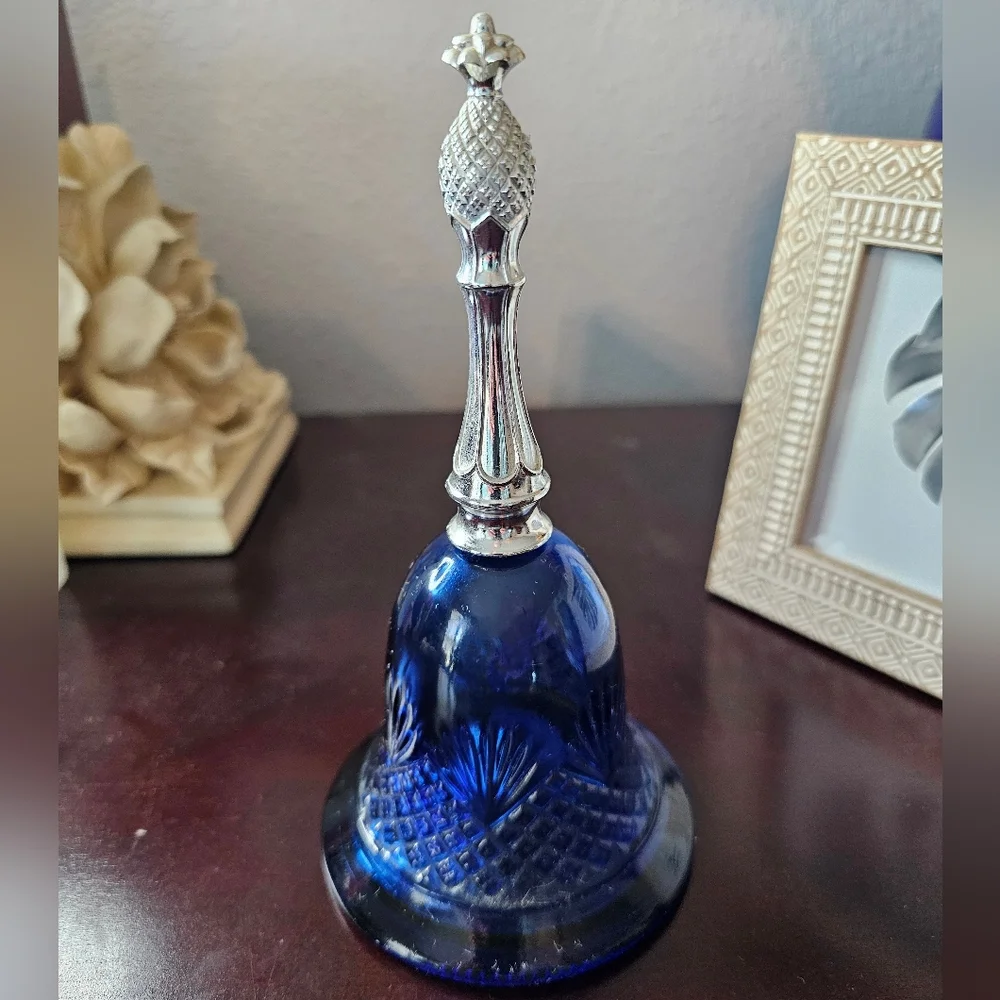 Vintage Avon Collectible Blue Glass Bell Cologne Bottle 1976 edition EUC - Picture 3 of 6